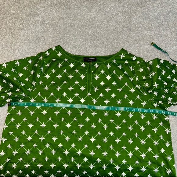 Lane Bryant Green Star Pattern Short Sleeve Tee - Picture 4 of 6